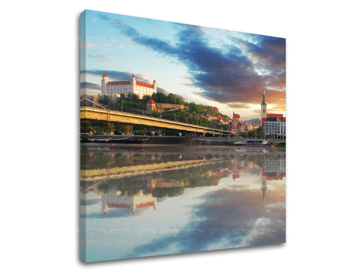 Slika na platnu s motivom bratislava dvorac i most pri zalasku sunca – 3D prikaz platna s vidljivim drvenim okvirom, Papilora.