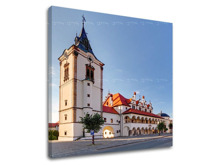 Slika na platnu s motivom stara zgrada s tornjem i crvenim krovom – 3D prikaz platna s vidljivim drvenim okvirom, Papilora.