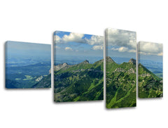 Slika na platnu s motivom zelene planine pod plavim nebom – 3D prikaz platna s vidljivim drvenim okvirom, Papilora.