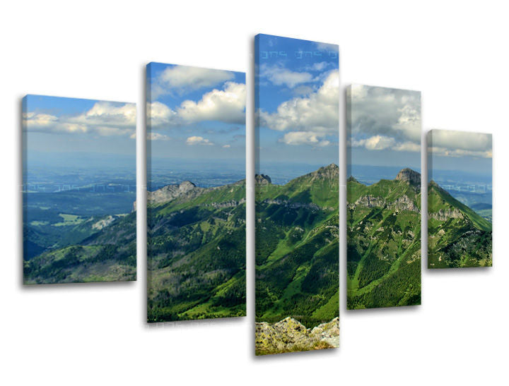 Slika na platnu s motivom zelene planine pod plavim nebom – 3D prikaz platna s vidljivim drvenim okvirom, Papilora.
