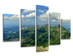 Slika na platnu s motivom zelene planine pod plavim nebom – 3D prikaz platna s vidljivim drvenim okvirom, Papilora.