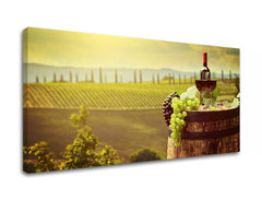 Slika na platnu s motivom vino i grožđe na bačvi u vinogradu – 3D prikaz platna s vidljivim drvenim okvirom, Papilora.