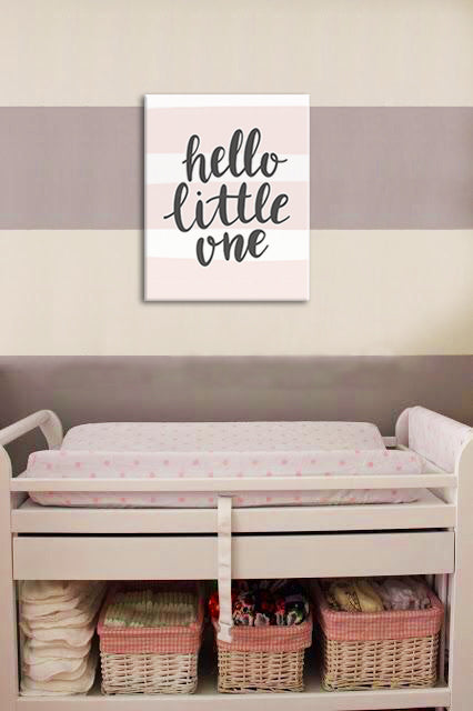 Slika na platnu s motivom natpis hello little one, ružičaste pruge – 3D prikaz platna s vidljivim drvenim okvirom, Papilora.