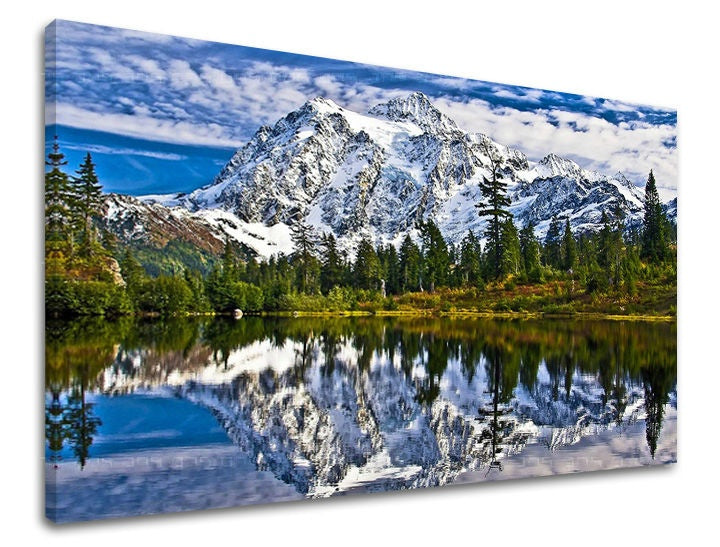 Slika na platnu s motivom snježna planina i jezero s odrazom – 3D prikaz platna s vidljivim drvenim okvirom, Papilora.