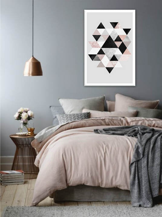 Slika na platnu s motivom apstraktni trokuti crni, ružičasti, sivi obješena u modernom stilskom interijeru iznad drvene konzole s vazom i svijećom, Papilora.