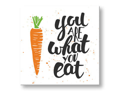 Slika na platnu z motivom korenček in napis you are what you eat – dodaten prikaz z vidno teksturo in kompozicijo, Papilora.